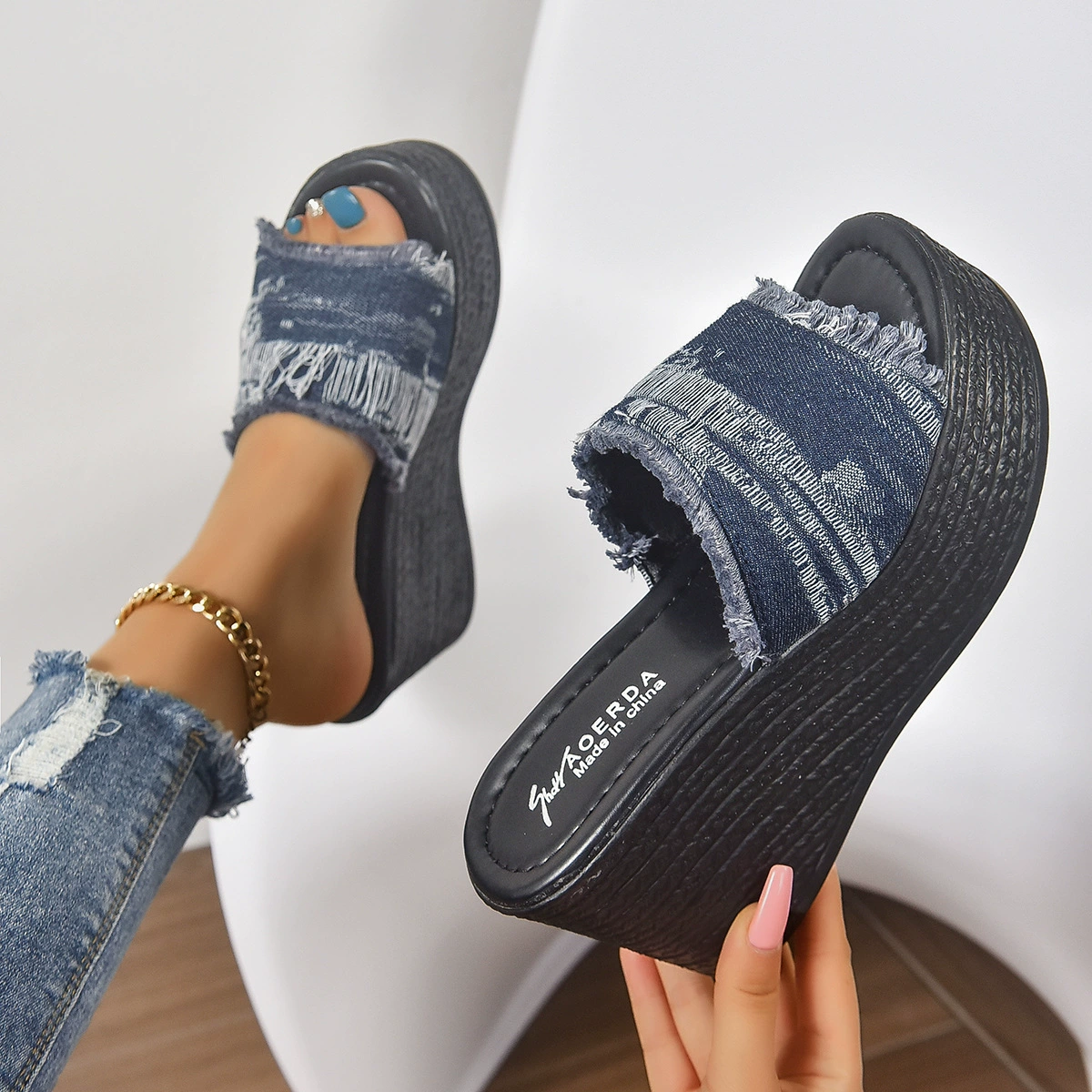 Внешняя торговля большой размер дамы с наклоном и толстым дном моды холодные летние новые женские буксиры джинсовой ткани рыбий рот тапочки