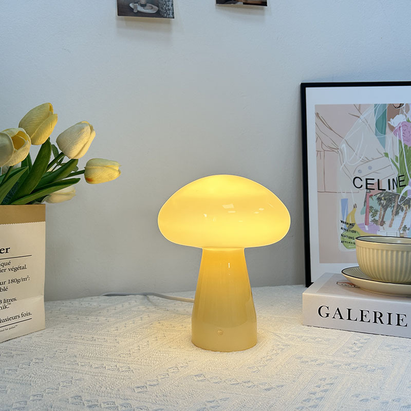 Lámpara de mesa decorativa nórdica para dormitorio, exclusivamente para ventas transfronterizas, lujo ligero, regulable, ambiente minimalista en tono crema, diseño de hongo de vidrio.