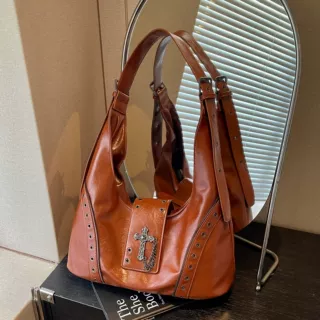 小众复古机车风包包女2026新款时尚潮流腋下包重工铆钉单肩斜挎包