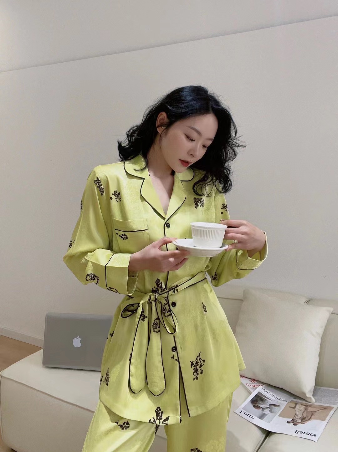 녹색 배경에 검은 꽃