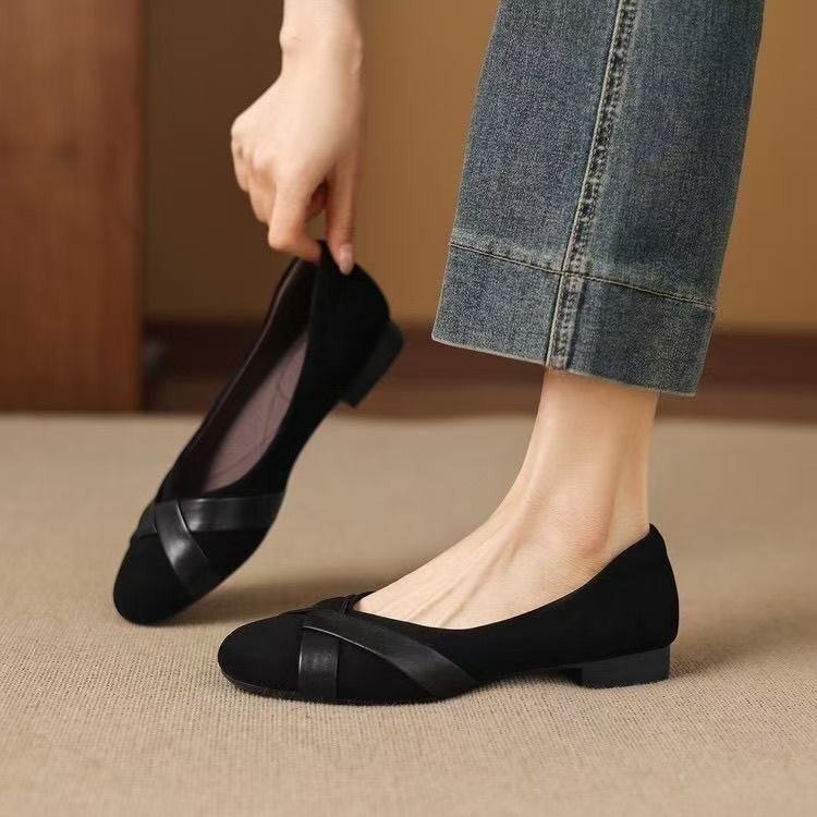 2026 primavera y verano nicho color cruzado cabeza redonda plana perezosa un pedazo de zapatos de moda de mujer