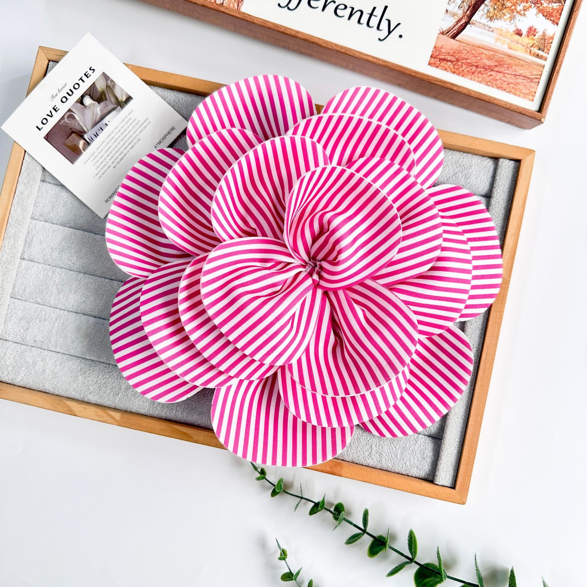 Nuevo corsage de flores tridimensional versátil en tela, accesorios para vestidos de novia, disfraces de espectáculo, trajes de baile y decoraciones cosidas a mano.
