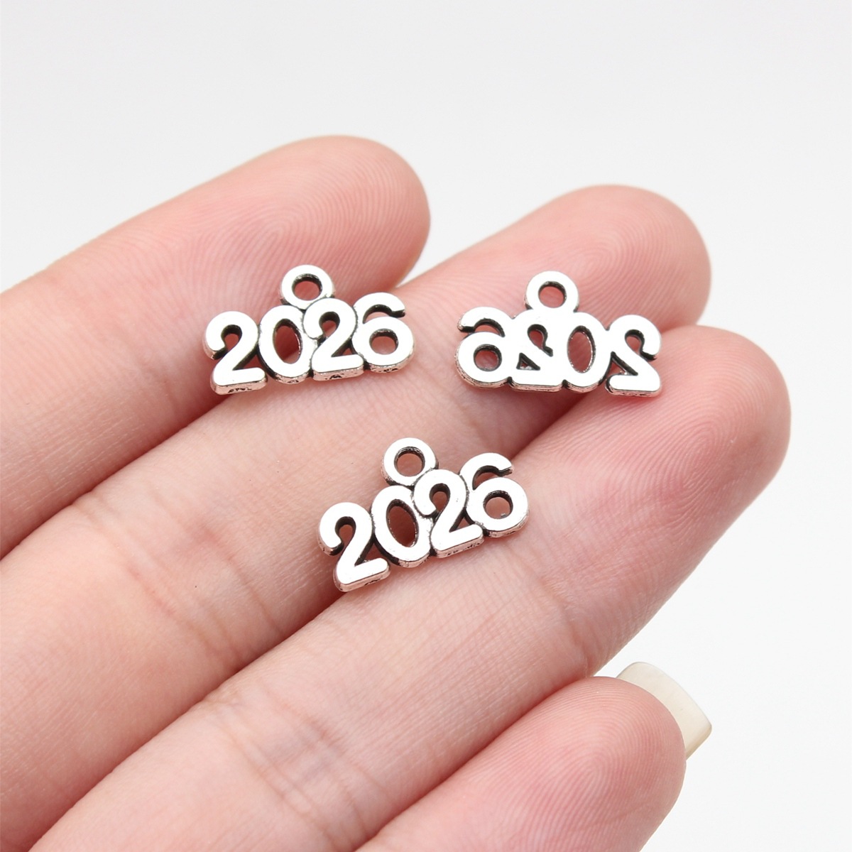 15x9.2mm 0.58g 古银色 饰品配件合金DIY 年份2026吊坠