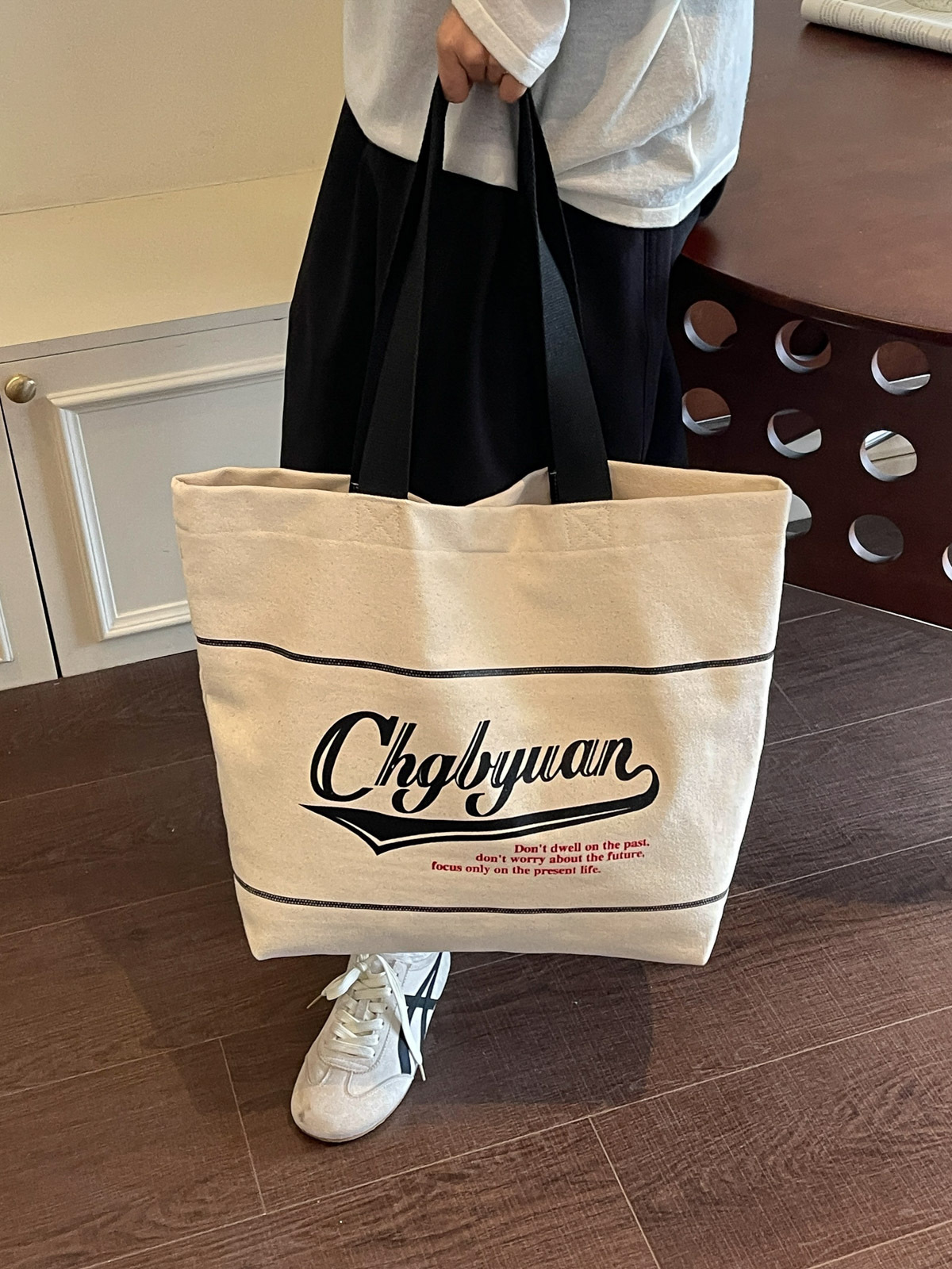 Bolsa de lona de gran capacidad para mujeres 2026 nueva moda letra impresa hombro brazo bolso de viaje ocio bolsa de mano image 4