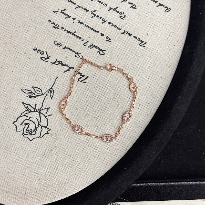 Exquisitely Crafted High-Quality Full Diamond Pig Nose Bracelet for Women, Versatile, Fashionable, Simple, Light Luxury, High-End Feel, Light Luxury Design