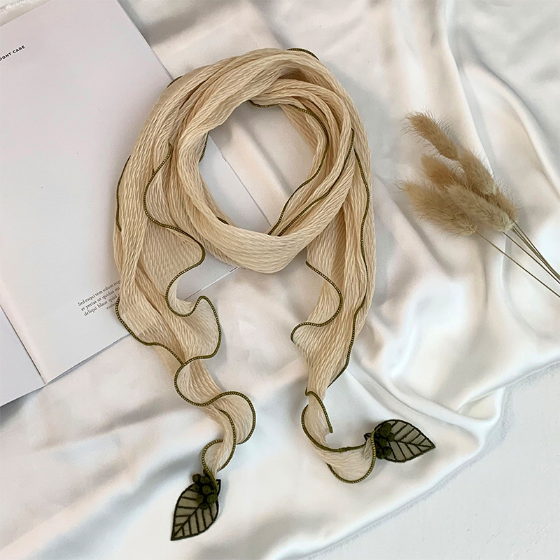 Bufanda triangular babero femenino nuevo estilo bufanda de seda plisada de todo fósforo sentido de alta calidad colgante de hoja pequeña bufanda de cuello bufanda decorativa