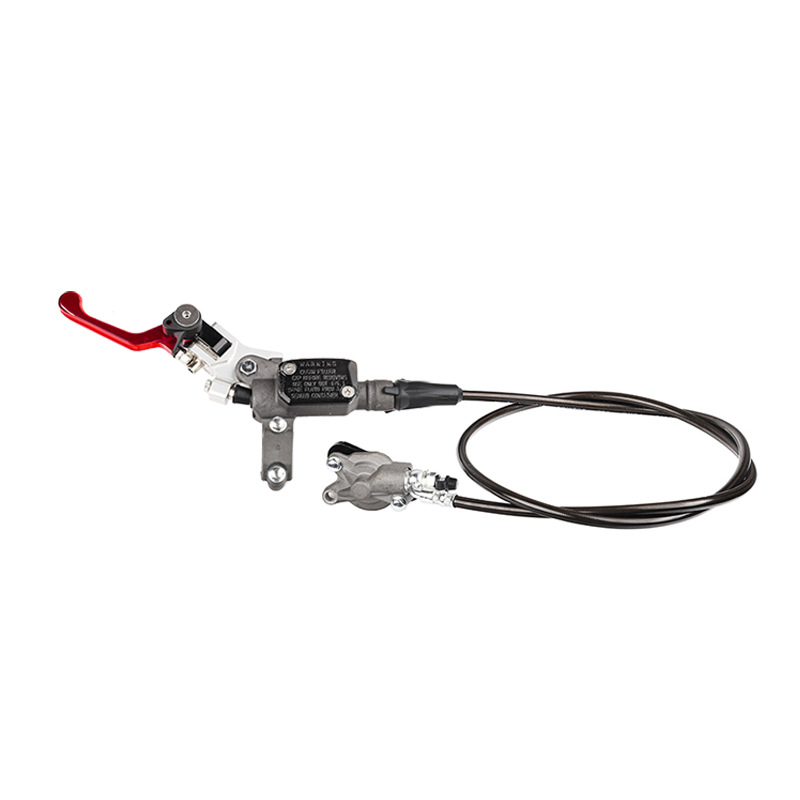 El conjunto de la bomba de embrague está equipado con un mango rojo anticaída.