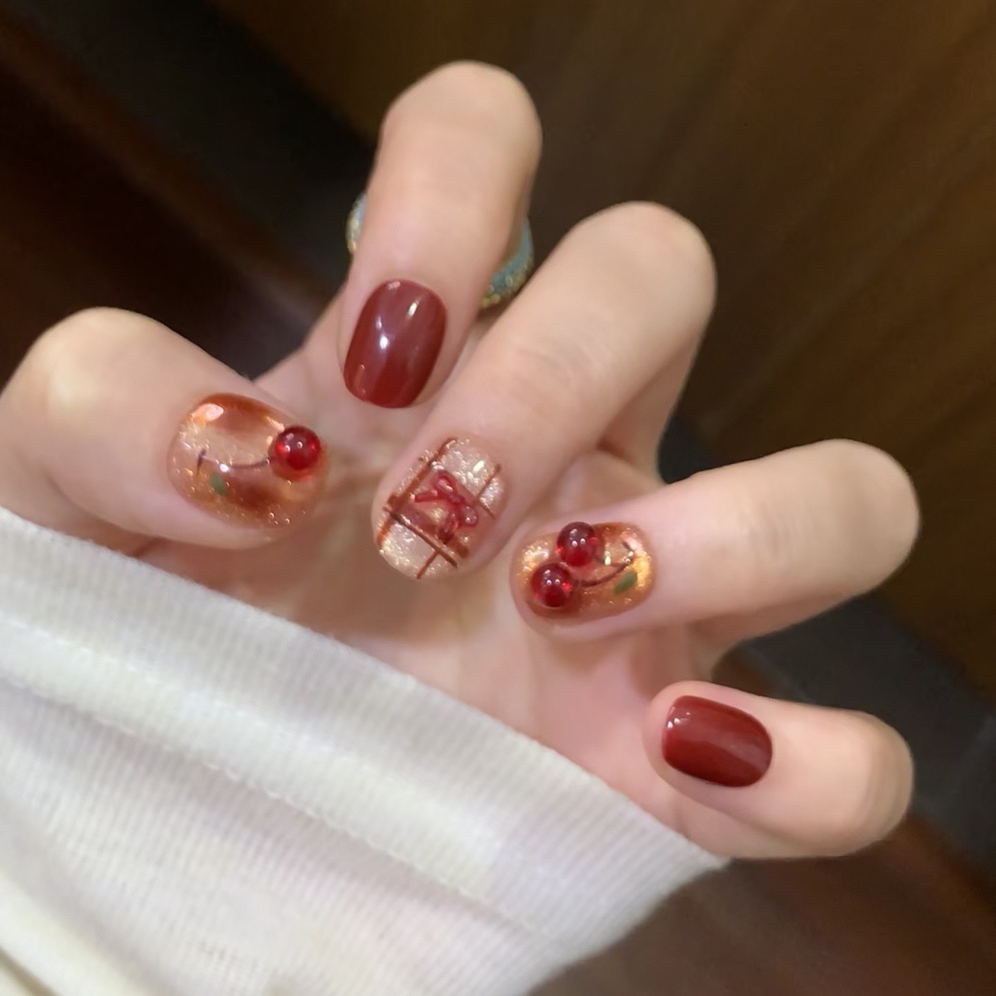 Uñas postizas francesas con diseño floral dorado, estilo ojo de gato, cortas y desmontables, producto de alta gama para arte de uñas 2026.