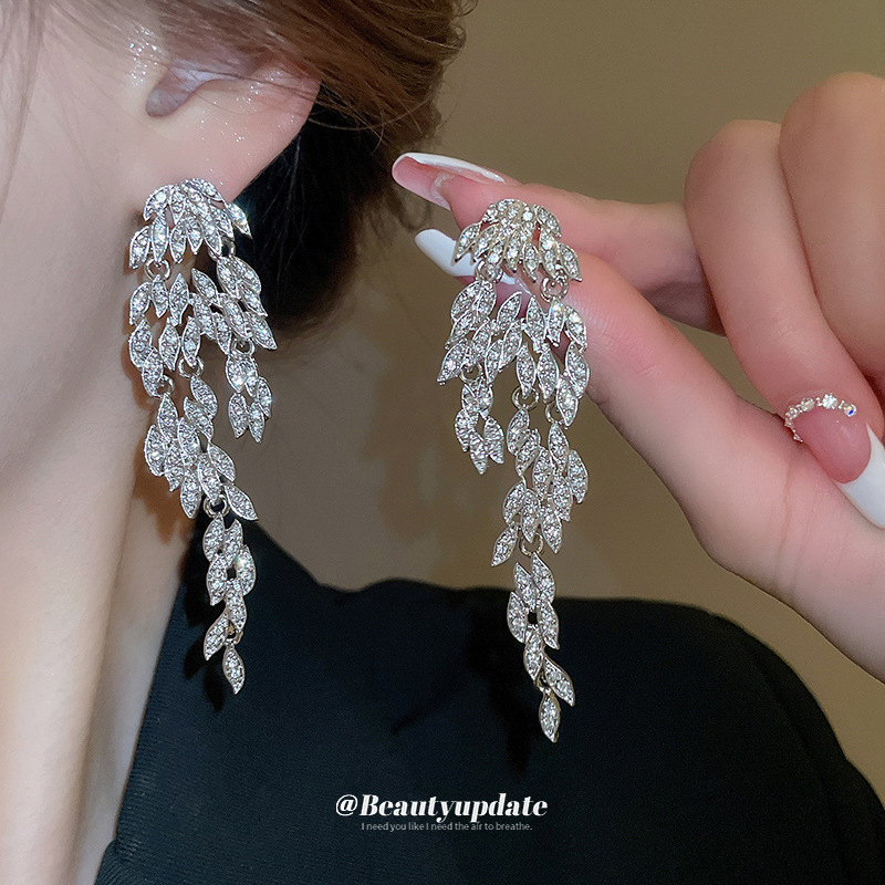 Pendientes de borla de plumas de diamantes largos con aguja de plata Pendientes transfronterizos de nuevo diseño Pendientes ligeros de lujo de alta calidad