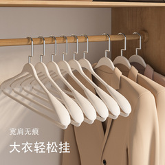 厚手のハンガーを厚くして、家庭用の肩の角が滑るのを防ぎます。スーツのコートの棚は服の棚を干します。