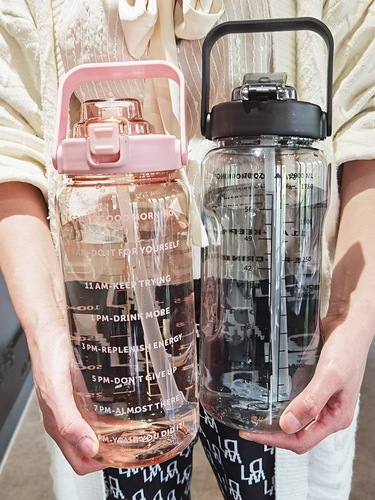 Extra Large Capacity Water Bottle for Women with Graduations, 2000ml, Sports Influencer-Durable, High-Temperature Resistant, Summer Plastic Water Bottle