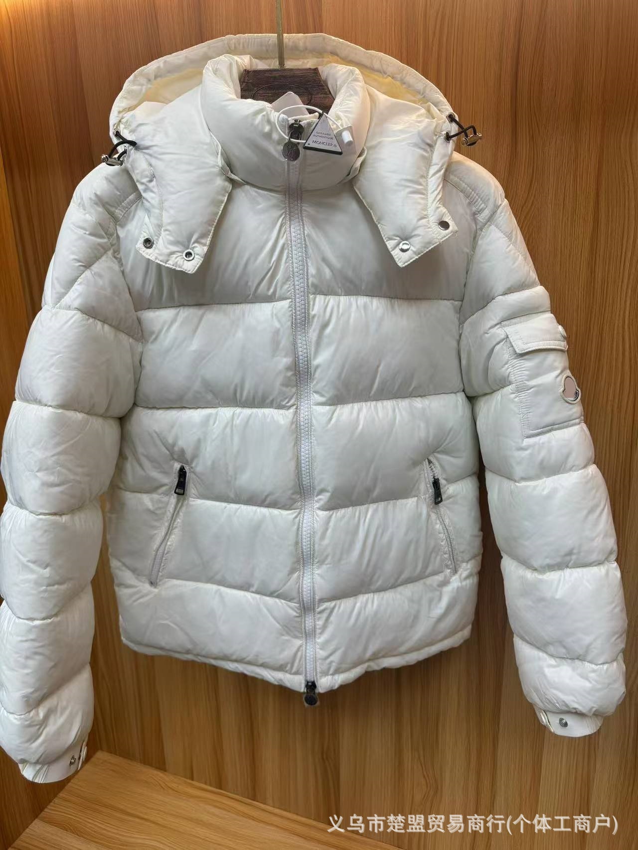 흰색 광택