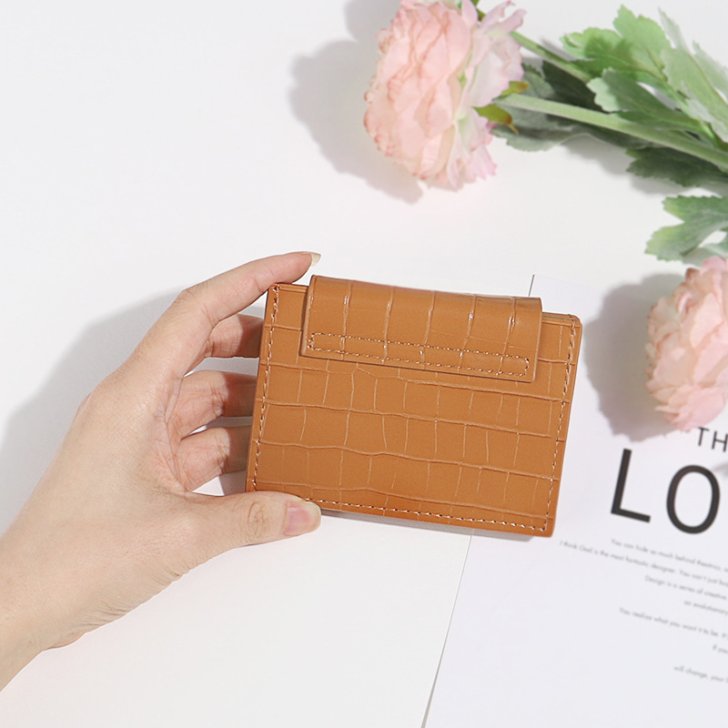 Cartera corta de cuero de camarón para mujer 2023 nuevo titular de tarjeta plegable ultrafino suave pu pequeño simple cartera de mujer