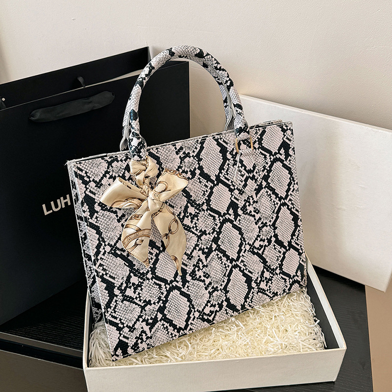 Sciarpa di seta alla moda in pelle di serpente, borsa da donna alla moda e personalizzata, nuova elegante borsa a mano di grande capacità del 2024_voghion.com