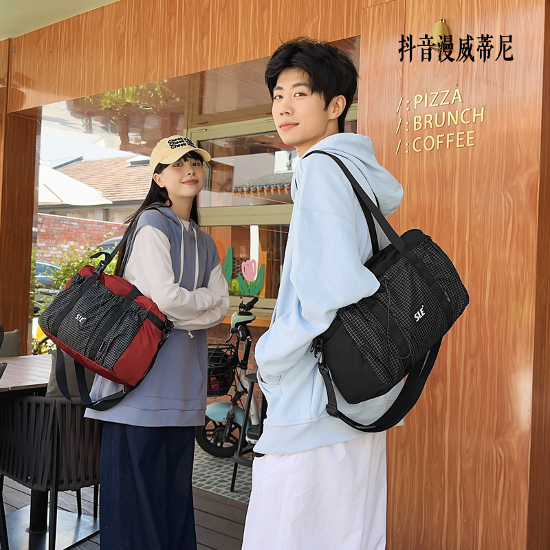 Shake sonido Marvel Tini al aire libre simple estilo de mochila de gran capacidad para hombres y mujeres de color contraste nicho de diseño de tendencia