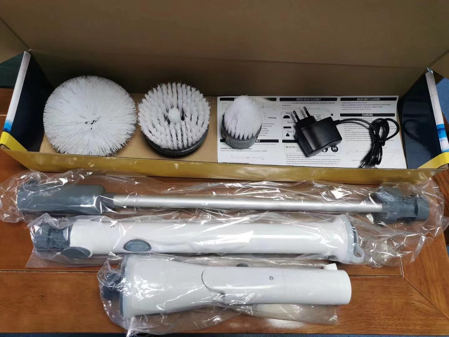 Artefacto de limpieza eléctrica carga inalámbrica mango largo multifunción herramienta de cepillo de limpieza de lavado de cerdas retráctil giratorio automático