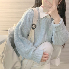 青いセーターの女性は秋冬に日本の怠惰なモチモチとしたミルク系の優しさの中に上着を着て港の味を厚くします。