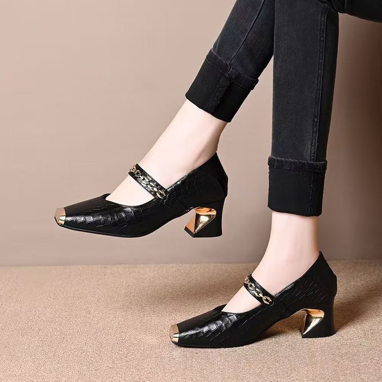 Cabeza cuadrada, boca superficial, zapatos de talón grueso para mujeres 2025, nuevo otoño de cadena de metal, cuero suave, zapatos de cuero de talón medio