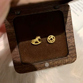 戒指;项链;耳钉