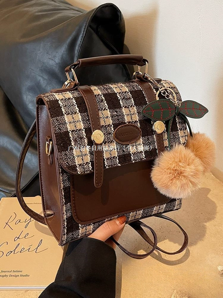 Прямые поставки с фабрики: сумка с пряжкой 2023, стильная одноплечная сумка-саквояж, нишевая модная сумка через плечо, женский рюкзак для студенток.