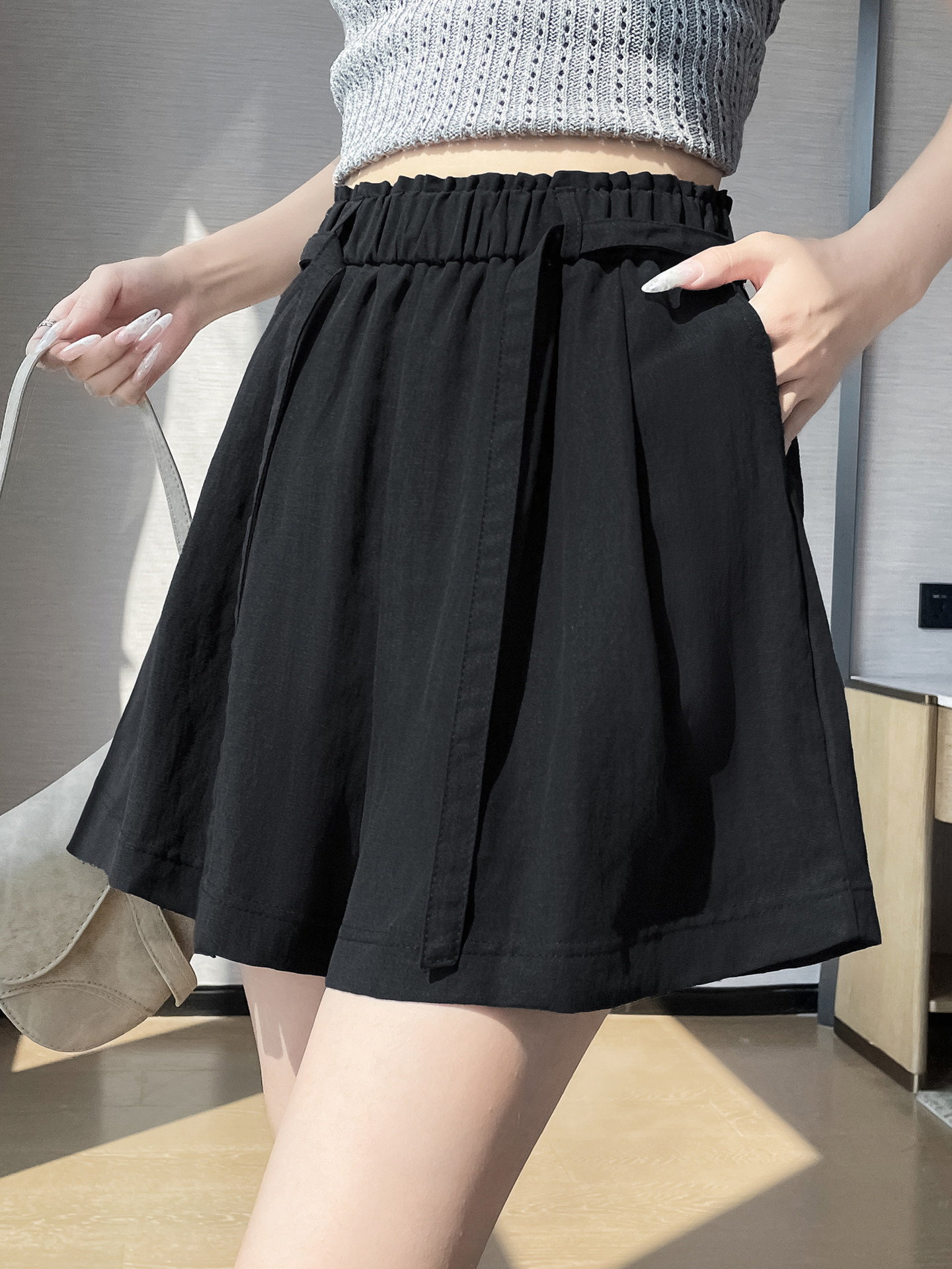 Quần short nữ cạp cao chất liệu lanh phối sợi tơ lạnh, dáng chữ A ống rộng, mặc mùa hè — màu đen
