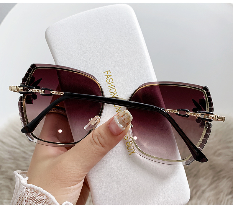54g Weight Frameless Glasses Structure Sunglasses Classification Ac, UV400 Protection Lens Material Special-Shaped Mirror Glasses Style Outdoor, Travel Occasion Flower Pattern Women'S Gender Diamond Design Elegant, Basic Style Elegant Basic Flower Ac UV400 Protection Special-Shaped Mirror Diamond Frameless Women's Sunglasses