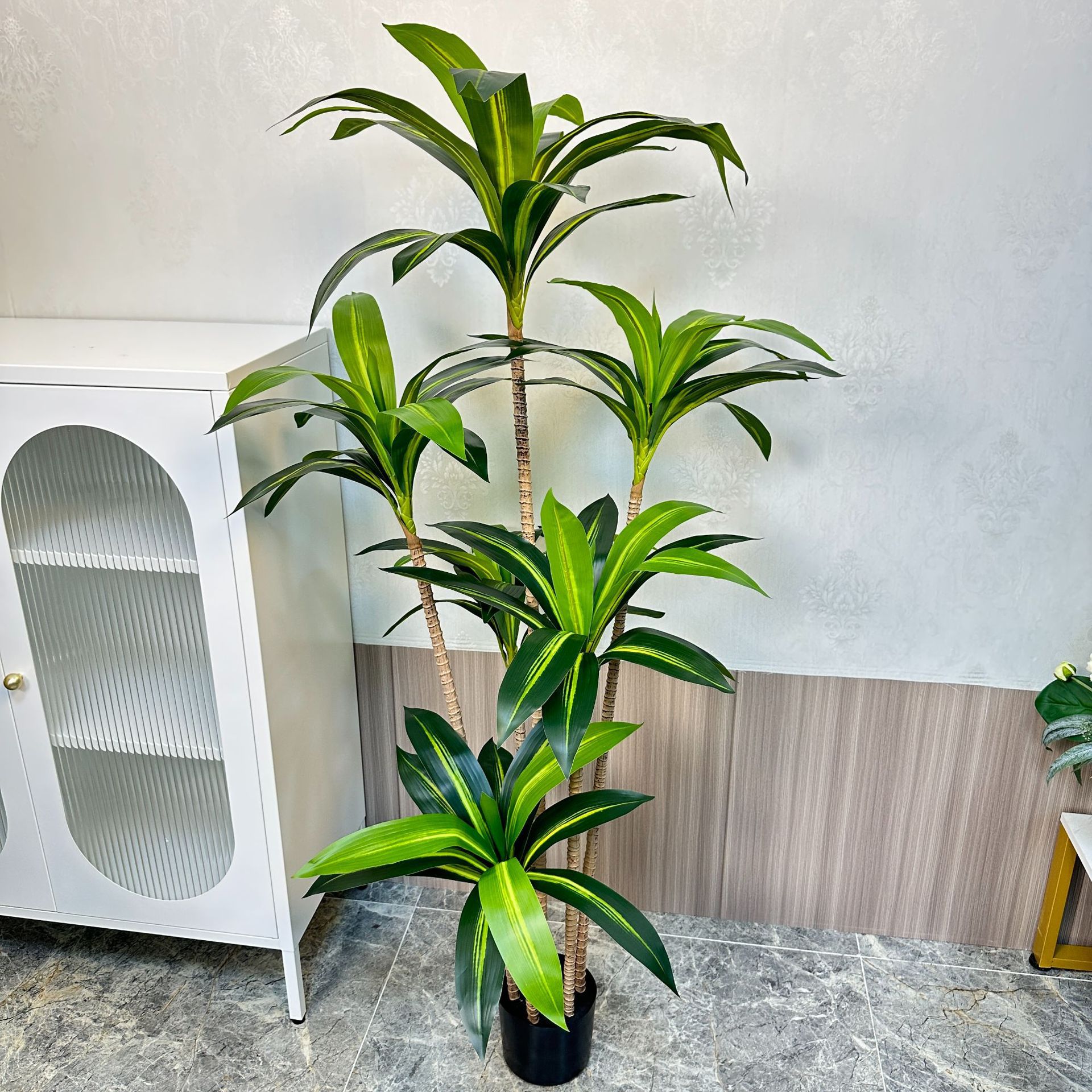 Simulación de plantación verde plantación en maceta de árboles de Brasil de lujo ligero de alta gama sala de estar interior gran planta de decoración biónica