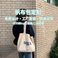 ファッションファッションの女性はキャンバスバッグの現物を持っています。