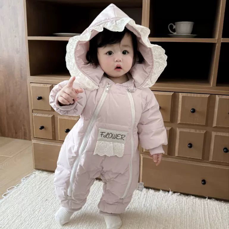 婴儿羽绒服连体衣冬季女宝宝小月龄外出服白鸭绒秋冬保暖抱衣爬服