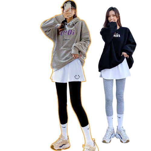 Layering a faux two-piece sweatshirt with a street-style puff bottom that covers the buttocks lining, worn as an inner layer under the initial autumn clothing.