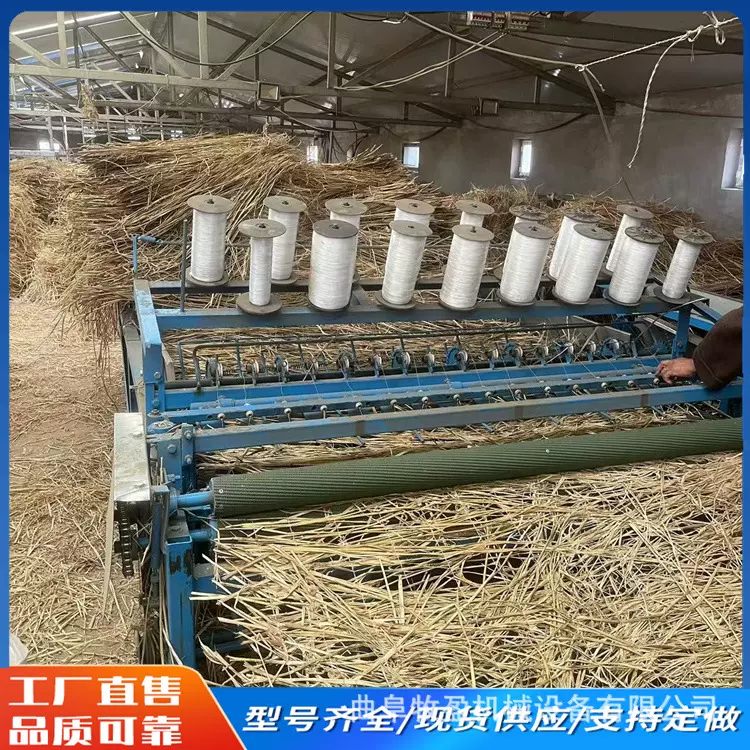 定制固沙草方格电动草帘机冬季大棚保温草苫子机自动切边苇帘机