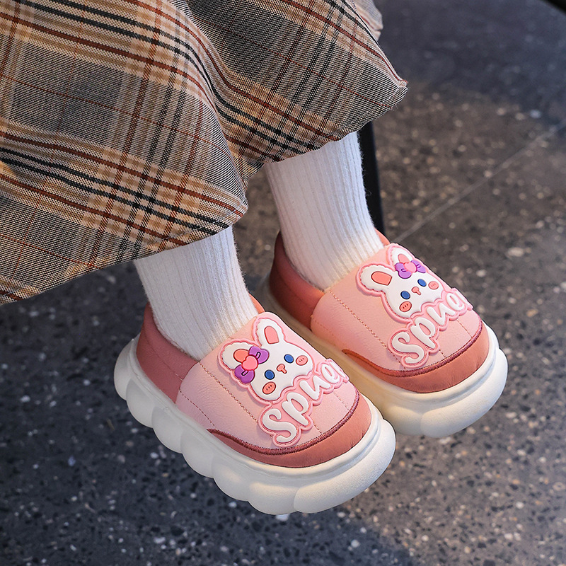 2025 nuevos zapatos de tacones de invierno para niños PU impermeable y cálido con una base gruesa de vello zapatillas de algodón para niños pequeños y medianos