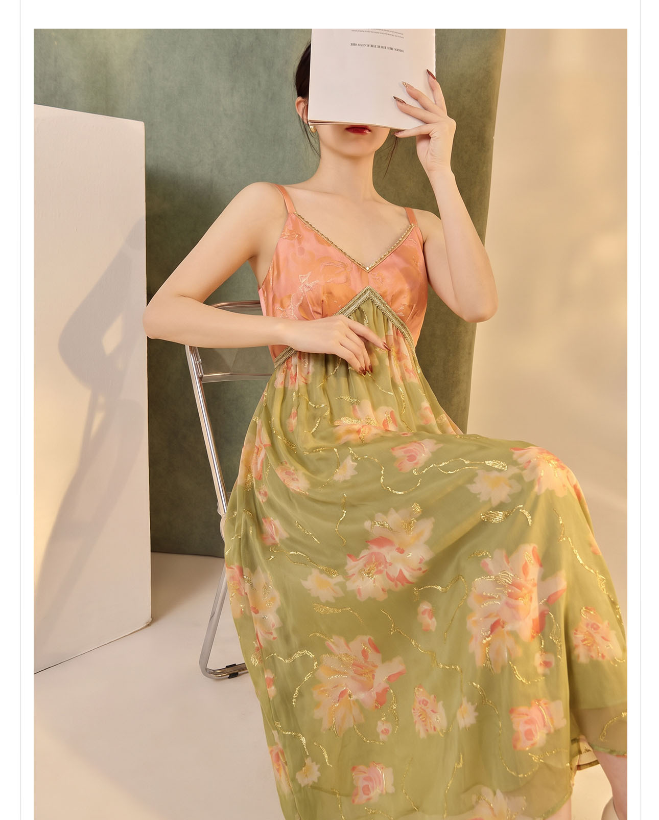 Đầm maxi lụa hoa vàng cổ chữ V kèm thắt lưng — Xanh da trờicolor chi tiết 2