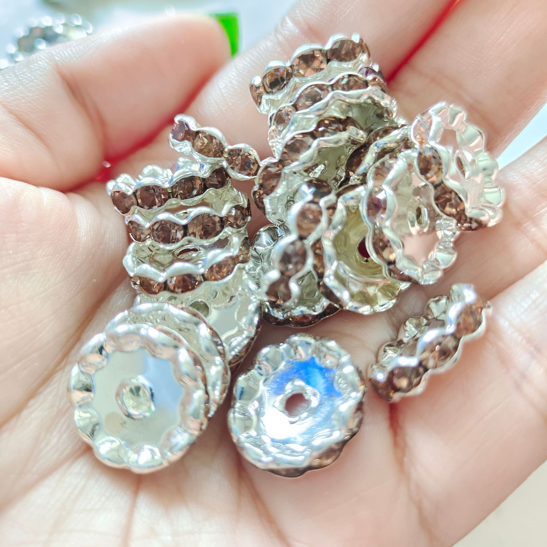 国境を越えて人気のある15mm銀色のビーズを隔てた円形のドリルリング車の輪の波の縁にドリルの部品を入れます。