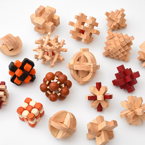 Kong Mingsuo Lubansuo primary school students' educational toys are highly difficult to unlock and decompress the nine-link puzzle box.