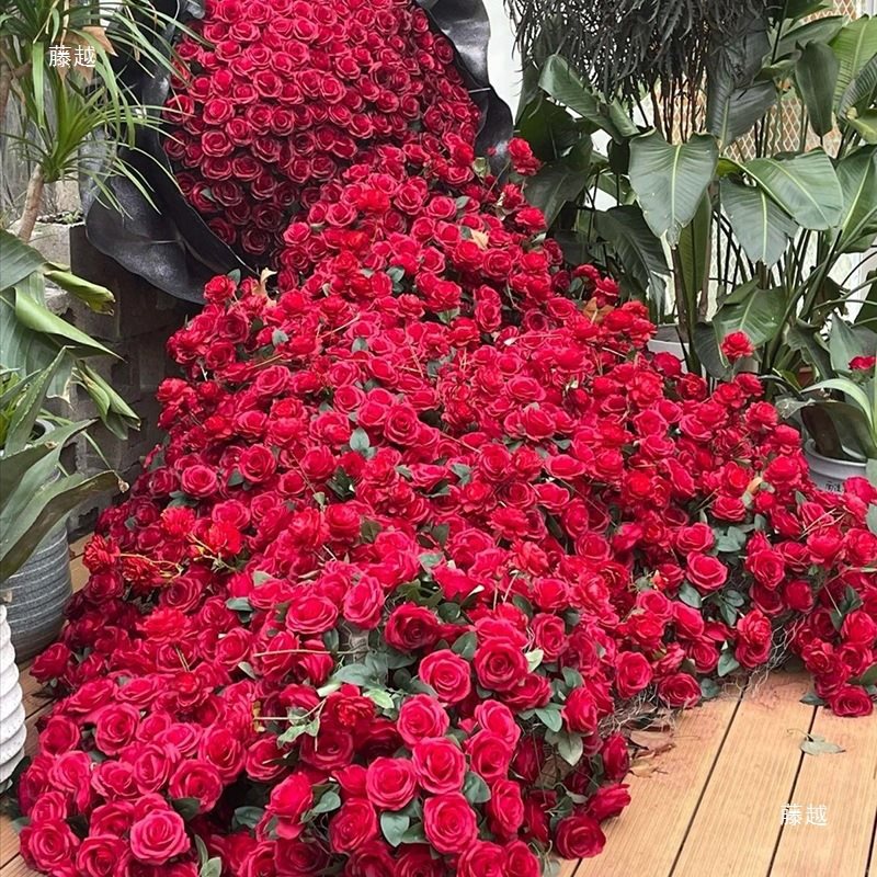 Topa de veludo rosa cascada flor falsa diseño de fondo pared red perforación roja decoración de rosa pared de cártamo del centro comercial