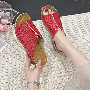 Cross-border New Women's Shoes Wedge Heel Thick-soled Foreign Trade Sandals Women's Outwear Simple Thick-soled Shake-line Shoes European and American plus size Slippers