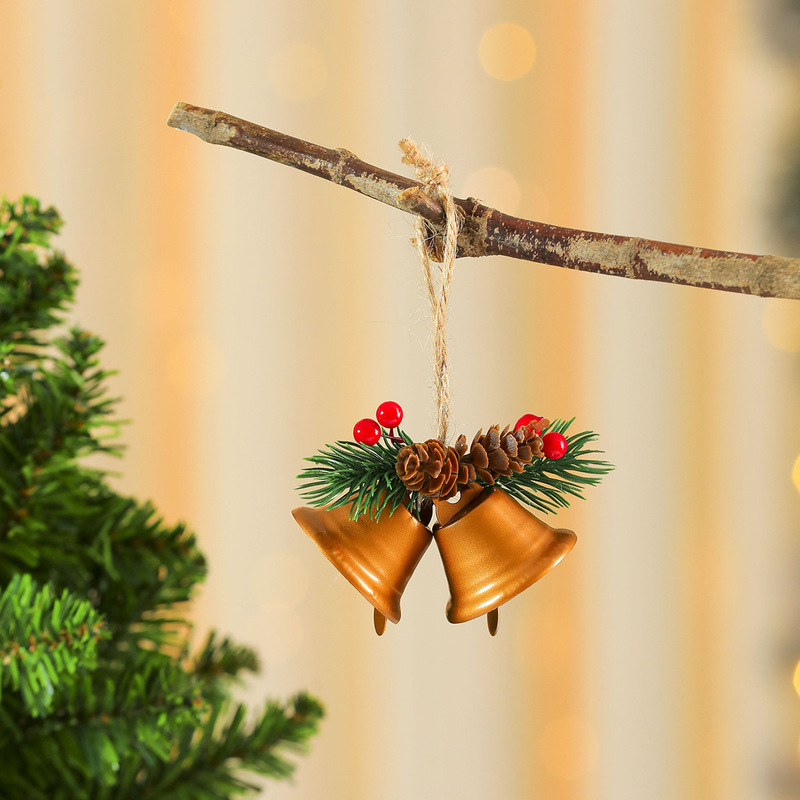 国境を越えた新しいクリスマスベルの扉にベルをかける赤果松果風鈴クリスマスツリーがクリスマス装飾品を飾っている|undefined