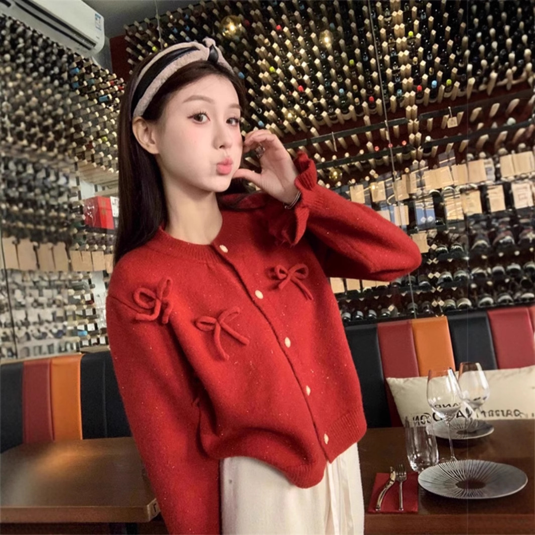 Design knitted sweater with a round collar with bow