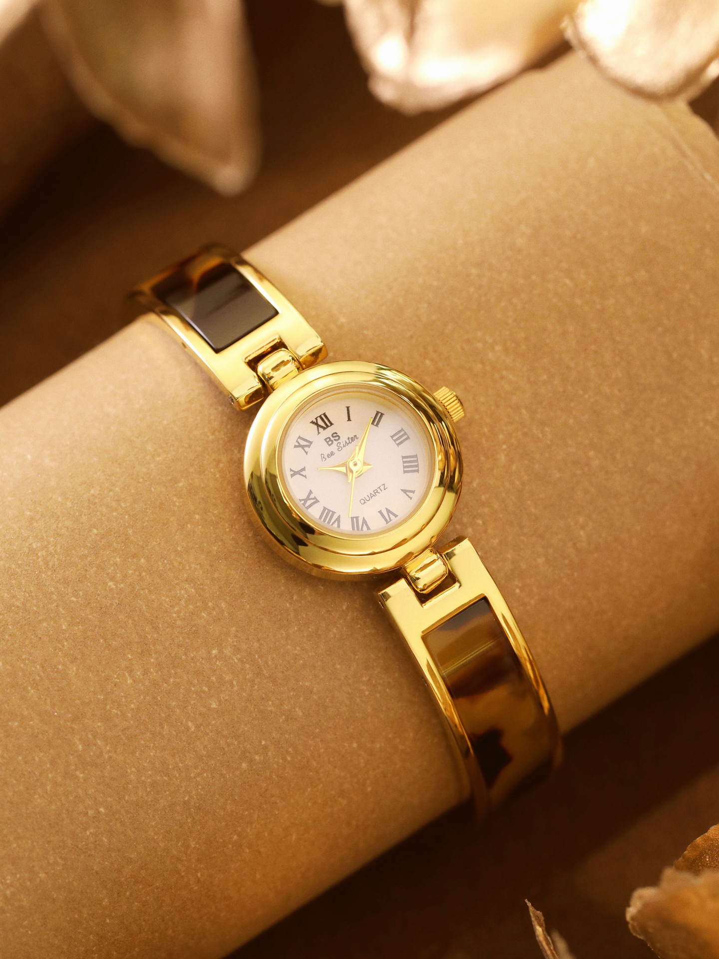 Simple Style Classic Style Solid Color Jewelry Buckle Quartz Watch Women's Watches display picture 15