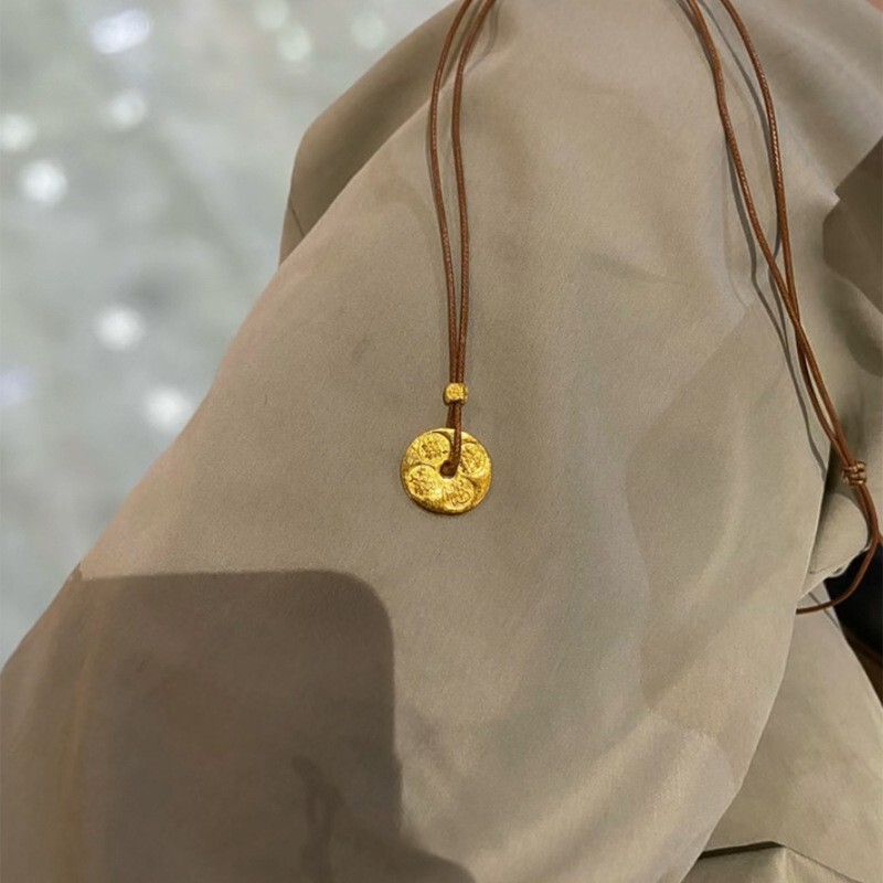 Xiaohongshu 人気の新しい中国風古代彫刻小さなラウンドケーキペンダントネックレス宮殿スタイルのネックレスドロップシッピング|undefined