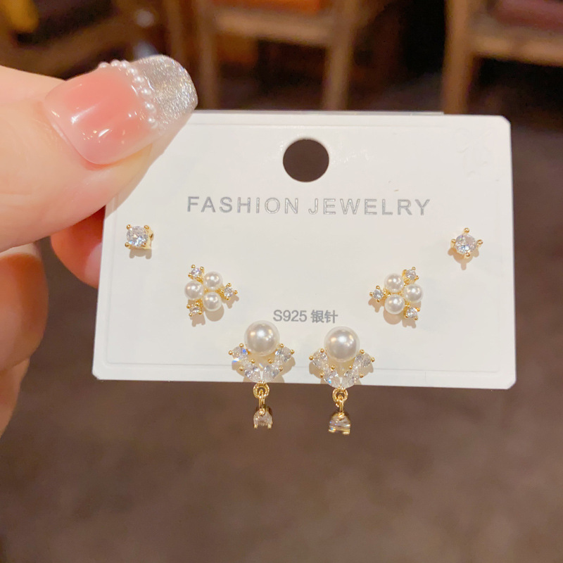 S925 aguja de plata micro incrustaciones de circón pendientes cortos pendientes de pelo corto japonés y coreano elegante todo-fósforo simple conjunto de tres piezas pendientes para las mujeres