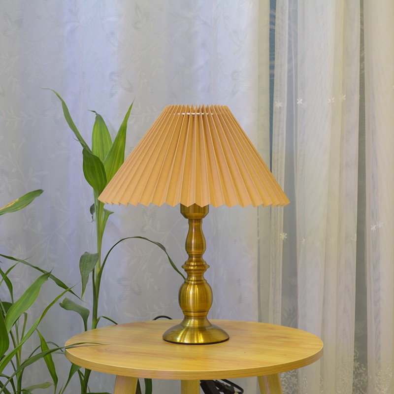 Lámpara de mesa retro de bronce simple posmoderna lámpara de mesa de noche de dormitorio europeo simple lámpara de mesa regulable lámpara de mesa Luz de boda estilo de lujo