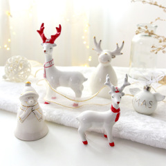 クリスマスの鈴雪だるまのヘラジカの陶磁器の置物を処理します。