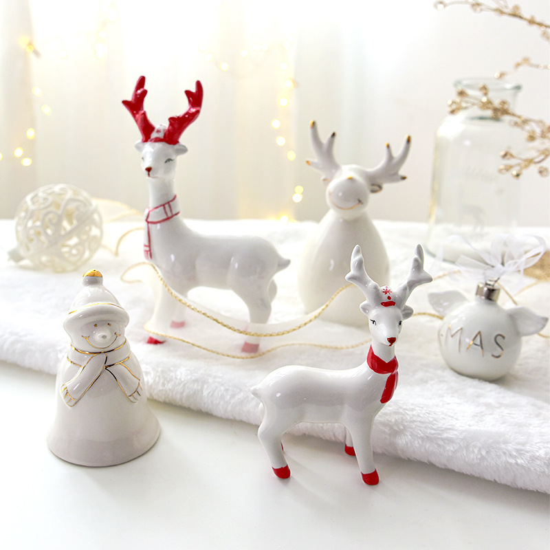 クリスマスの鈴雪だるまのヘラジカの陶磁器の置物を処理します。|undefined