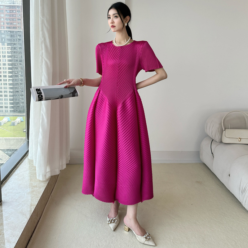 High-end sense Miyake pleated light luxury dress 2025 summer new round neck short sleeve temperament design dress