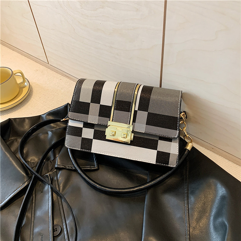 2024 verano nuevo bolso de moda de moda de mujer nariz de cerdo bolso de bloqueo de un hombro bolso inferior inclinado bolso de color de personalidad bolso pequeño