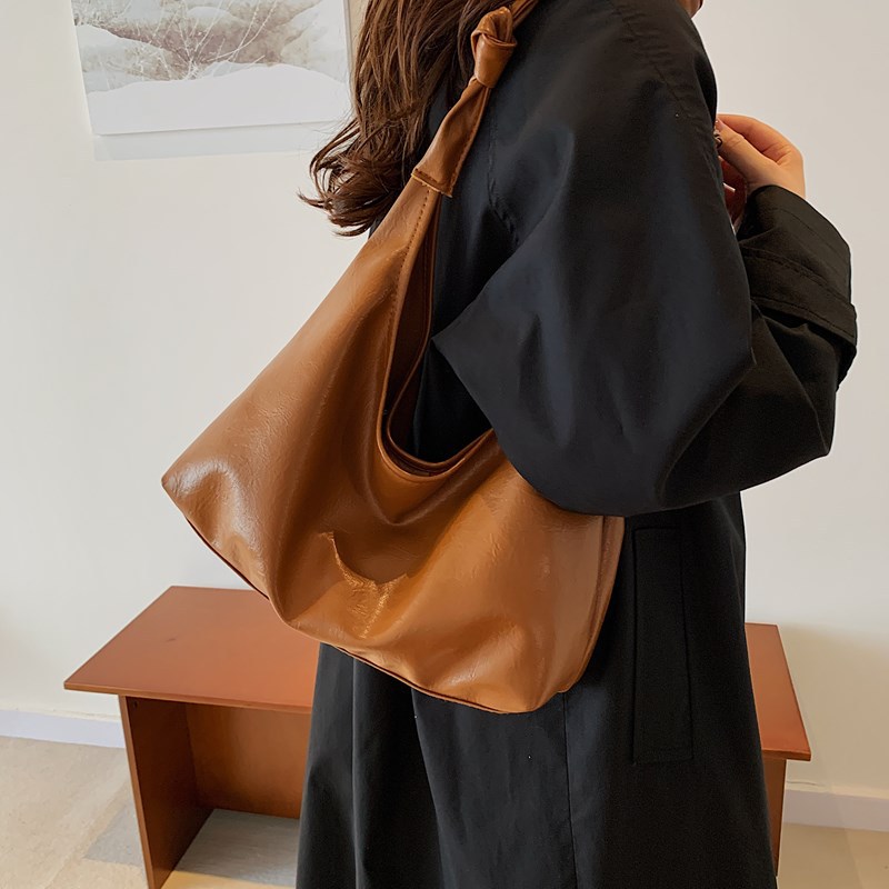 Bolsa de gran capacidad para viajar al trabajo Otoño / Invierno 2024, nueva bolsa de hombro de moda retro simple bolsa de abrigo casual