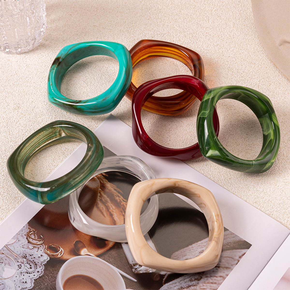 Tina estilo europeo y americano personalidad nicho de tendencia pulsera acrílica alta sensación de joyería de cuadrilátero de color universal