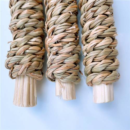 Sweet bamboo wrapped in water grass, small pet straw teething toy, rabbit, chinchilla, hamster, squirrel chewing molar, teething toy